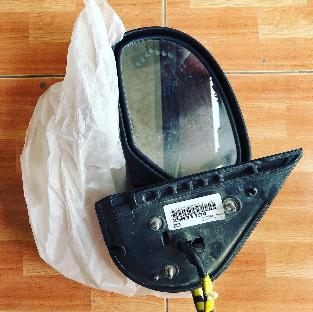 GMC YUKON / CHEVY TAHOE / SUBURBAN SIDE MIRRORS (AUTO FOLD) image 4